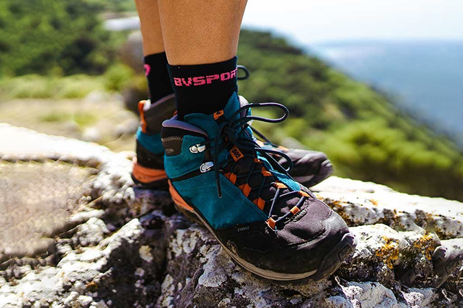 Randonneuse en action avec les chaussettes BV Sport - © BV SPORT