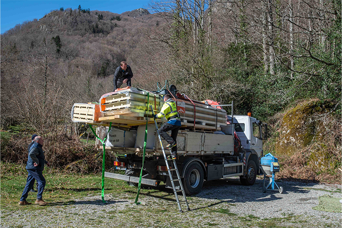 Camion transportant le materiel necessaire a la retauration