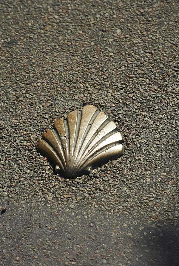 Coquille Saint-Jacques en bronze implantée dans le sol