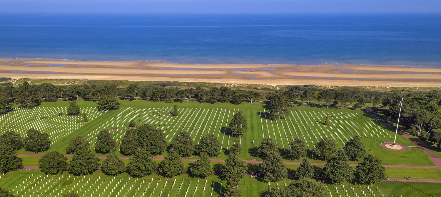 France, Calvados (14), Colleville-sur-Mer, cimetière américain de Colleville-sur-Mer et la plage du débarquement de Omaha Beach en arrière plan.