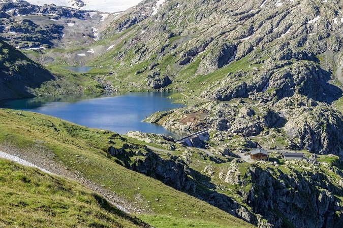 France, Savoie (73), Saint-Sorlin-d'Arves, randonnée au refuge de l'Etendard au départ du col de la Croix de Fer, le Lac Bramant (ou Grand Lac) (alt : 2448m) et le Lac Blanc (alt : 2473m)