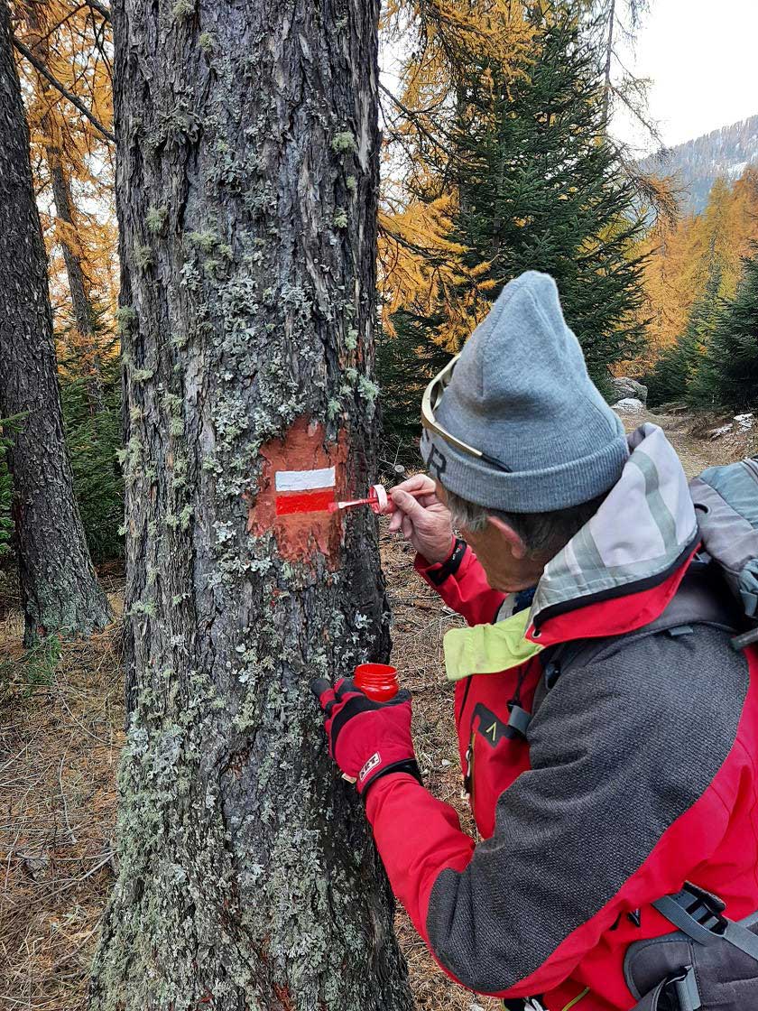 Bénévole travaillant sur le balisage du GR69-FFRandonnée