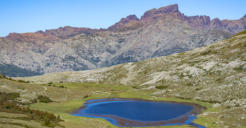 vallée de la Restonica, survol des lacs du Parc Naturel Régional ici le lac de Nino (1743m), sur le GR20 entouré de pozzine et le trou du Capu Tafunatu (2335m), le col des Maures et Paglia Orba © Gilles LANSARD / HEMIS