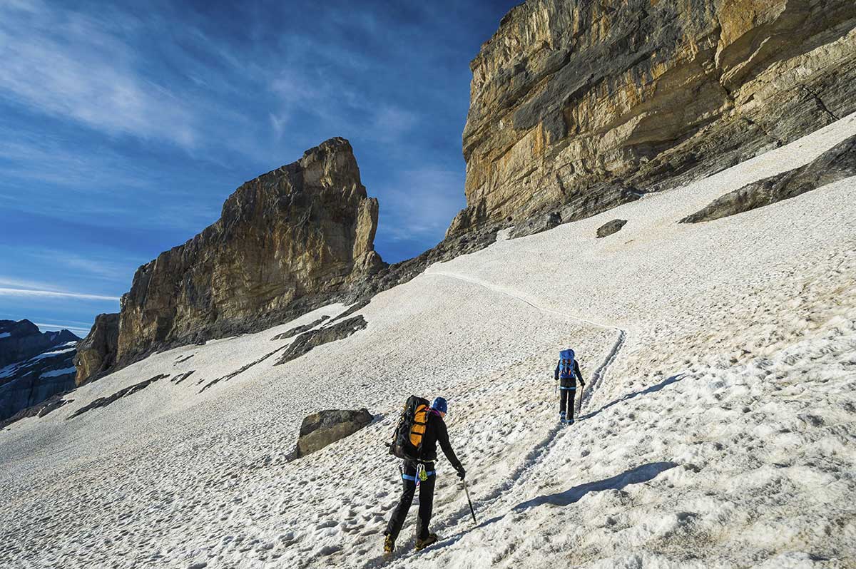 Montée à la brèche de Roland depuis le refuge des Sarradets. Crédit Franck Charton / HEMIS