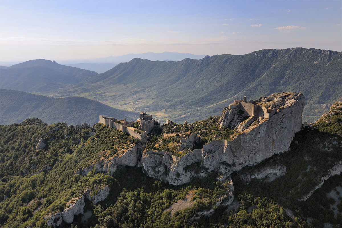 France, Aude (11), Pays Cathare, le château de Peyrepertuse du XIIe siecle et le château de Quéribus en silhouette au fond (vue aérienne). © Bretrand RIEGER / HEMIS