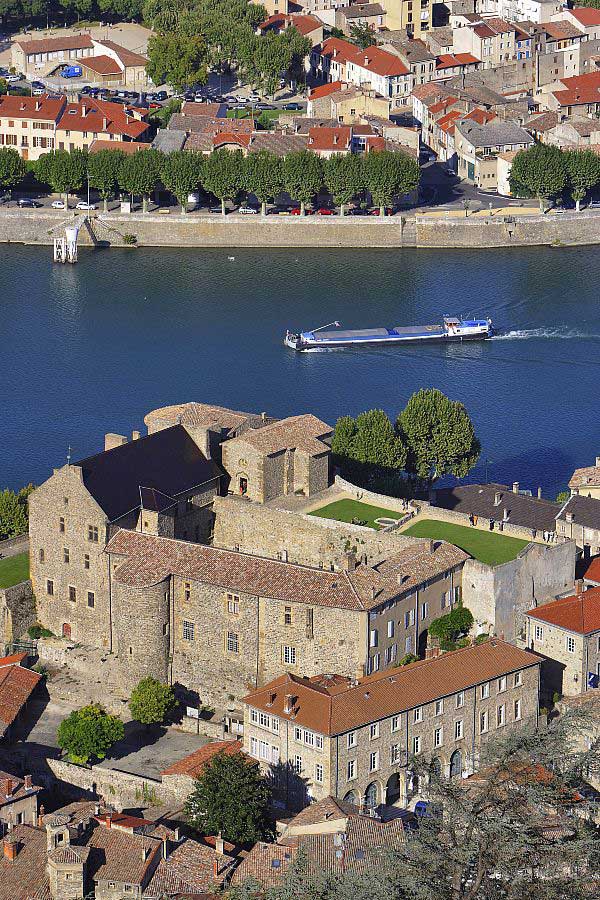 France, Drôme (26), Ardèche (06), le Rhône entre Tain l'Hermitage et Tournon-sur-Rhône en premier-plan, le château érigé entre le XIVe et le XVIe siècle. Crédit : HAUSER Patrice / HEMIS