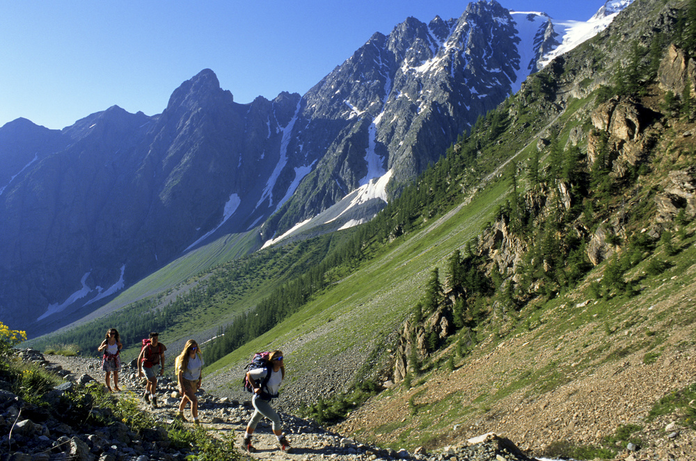 Randonnée sur le Grand Tour des Ecrins - GR 54 : montée vers le col d'Arsine - Crédit : JACQUES Pierre / hemis.fr