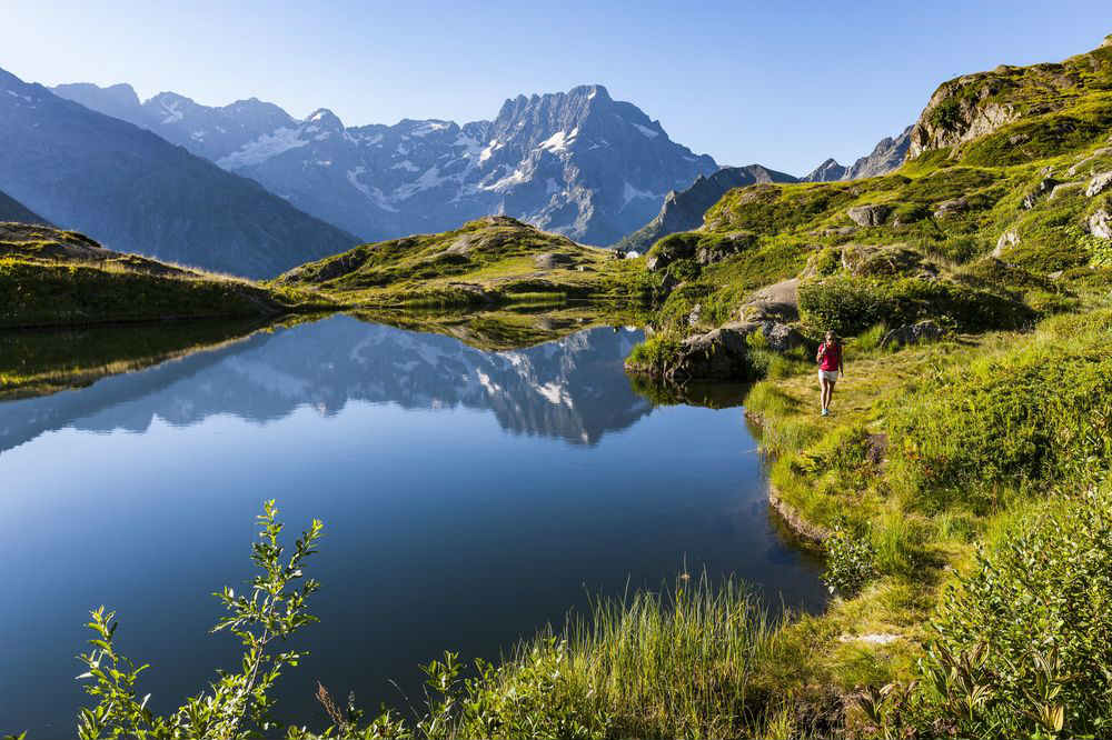 Le lac Lauzon, sur le GR 54, dans le Parc National des Ecrins - Crédit : MONTICO Lionel / Hemis.fr