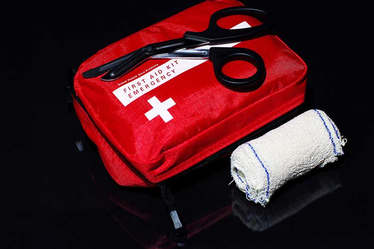 La trousse de secours sanitaire contient le matériel indispensable au randonneur. Crédit : Fotolia