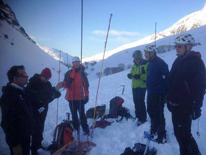 Exercice de recherche de victimes d'avalanche en Haute-Maurienne - Conseil MonGR neige et avalanche - crédit : FFRandonnée