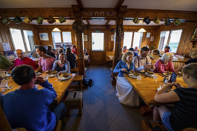 mongr-conseil-souper au refuge du lac-blanc--credit-franck-charton-hemis.fr