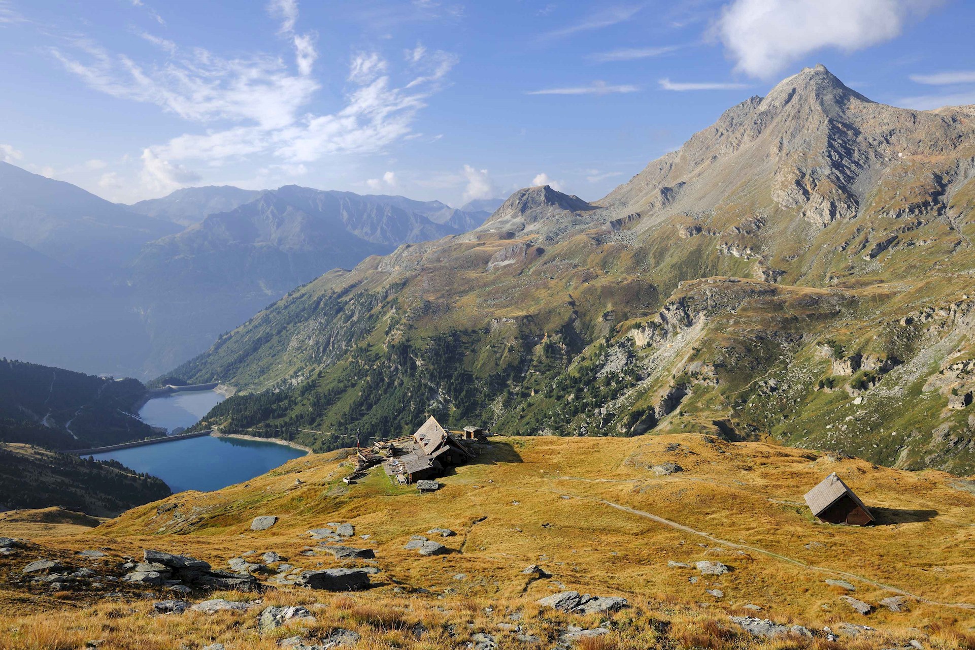 France, Savoie (73), vallée de la Haute Maurienne, Aussois, le refuge de la Dent Parrachée (2511m) surplombe les lacs des barrages de Plan d'Amont et Plan d'Aval. Crédit : GUIZIOU Franck / HEMIS