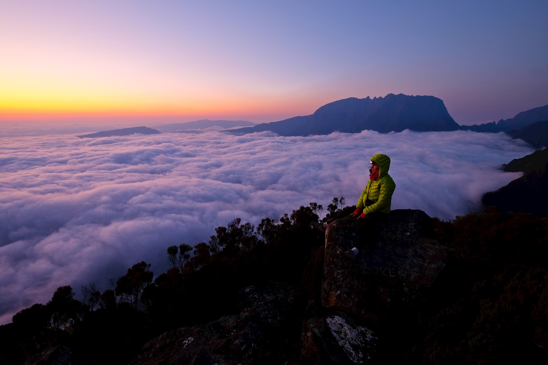 GR R2 Réunion, lever de soleil à la Roche Écrite, au fond le Piton des Neiges, crédit photo : Johannes Braun