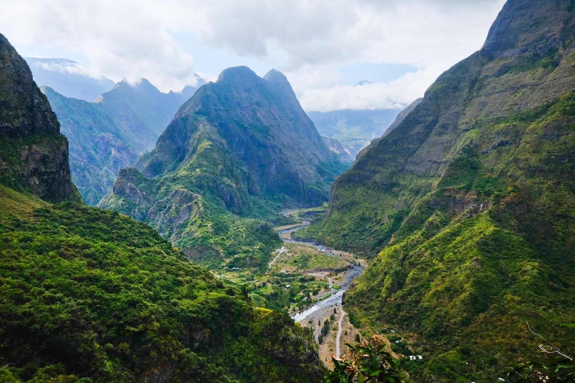 GR R2 Réunion, vue sur la crête d'Aurère depuis la descente de Dos d'Âne, crédit photo : Johannes Braun