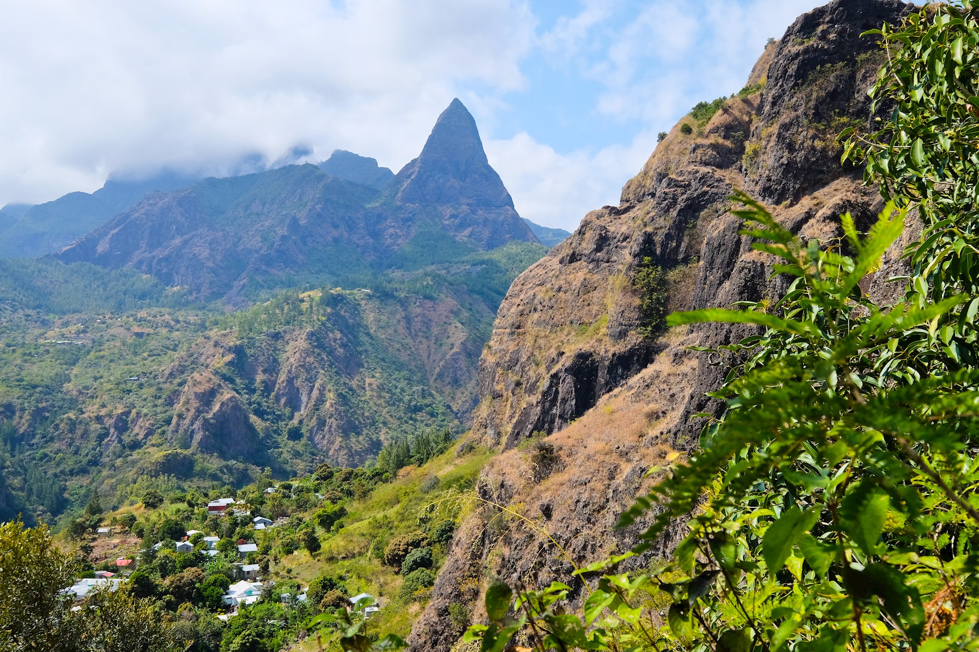 GR R2 Réunion, l'ilet des Lataniers dans le cirque de Mafate, crédit photo : Johannes Braun