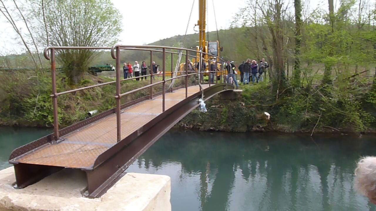 La passerelle de Trémont-sur-Saulx en cours d'installation