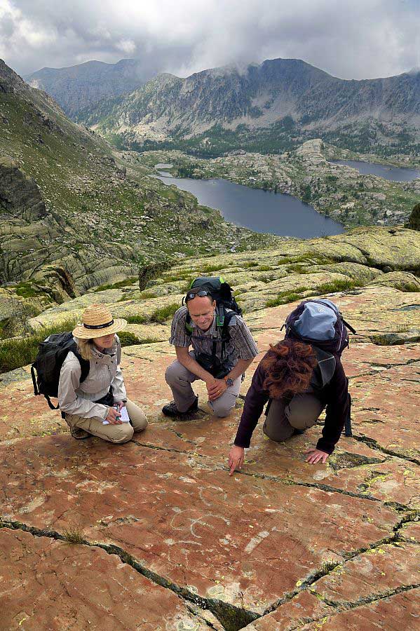 France, Alpes-Maritimes (06), parc national du Mercantour, Vallée des Merveilles parsemée de milliers de gravures rupestres de l'Age de bronze, dalles de schiste jaune des chiappes, observation de figures corniformes en compagnie de l'archéologue Nicoletta Bianchi. Crédit : RIEGER Bertrand / HEMIS