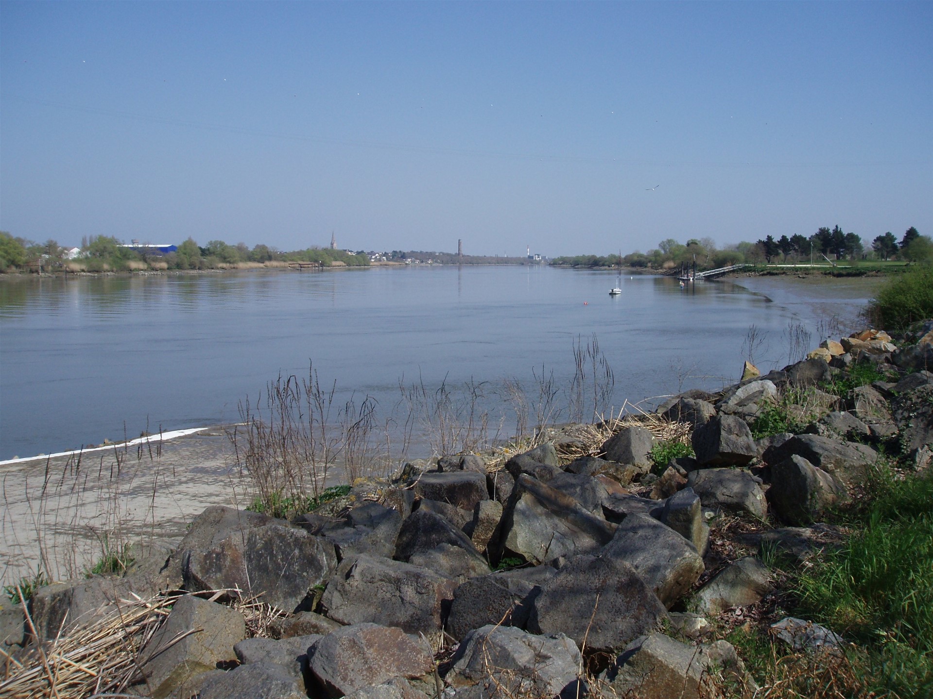 La Loire au Pellerin. Au fond, Couëron avec sa caractéristique tour à plomb