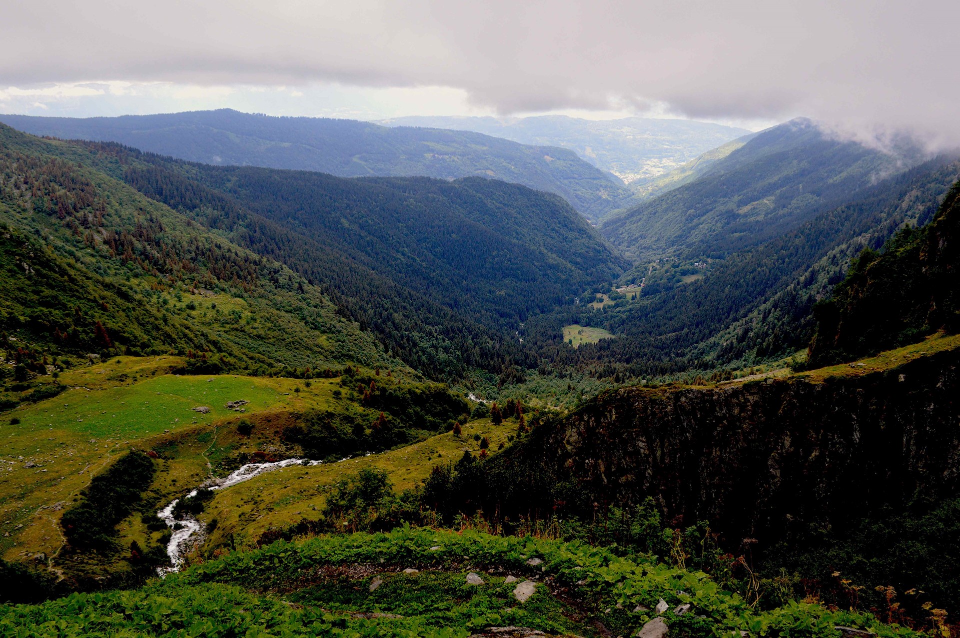 Étape 2 : vue depuis le gîte de l'alpage de l'Oule. crédit : Sylvain BAZIN