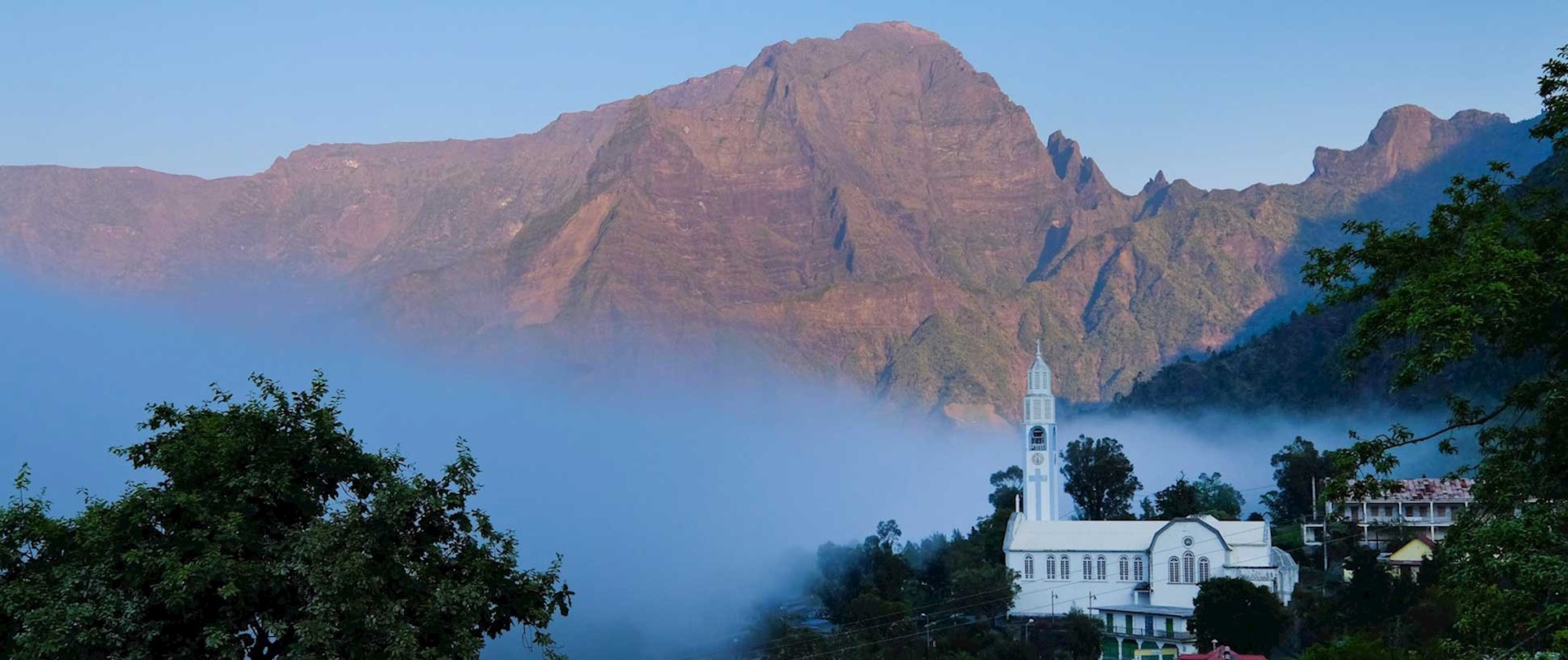 Église de Cilaos au lever du soleil, au fond le Grand Bénare. © Johannes BRAUN