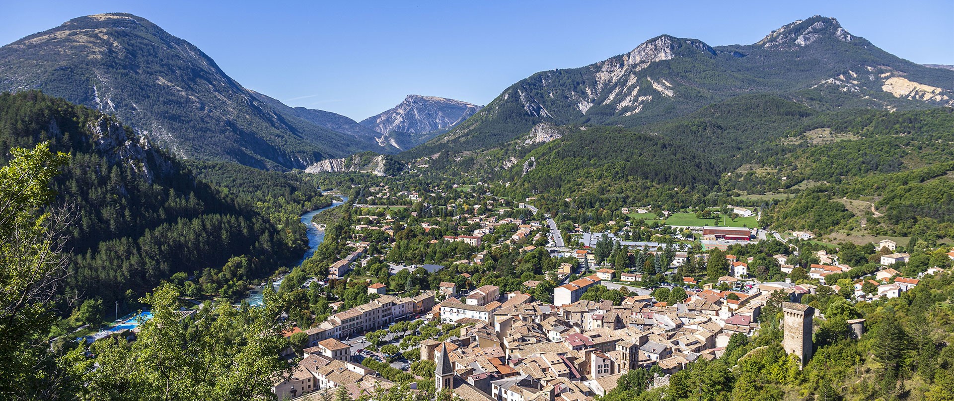 Castellane, panorama depuis le sommet du Roc sur la vallée du Verdon et la ville © Michel CAVALIER / HEMIS