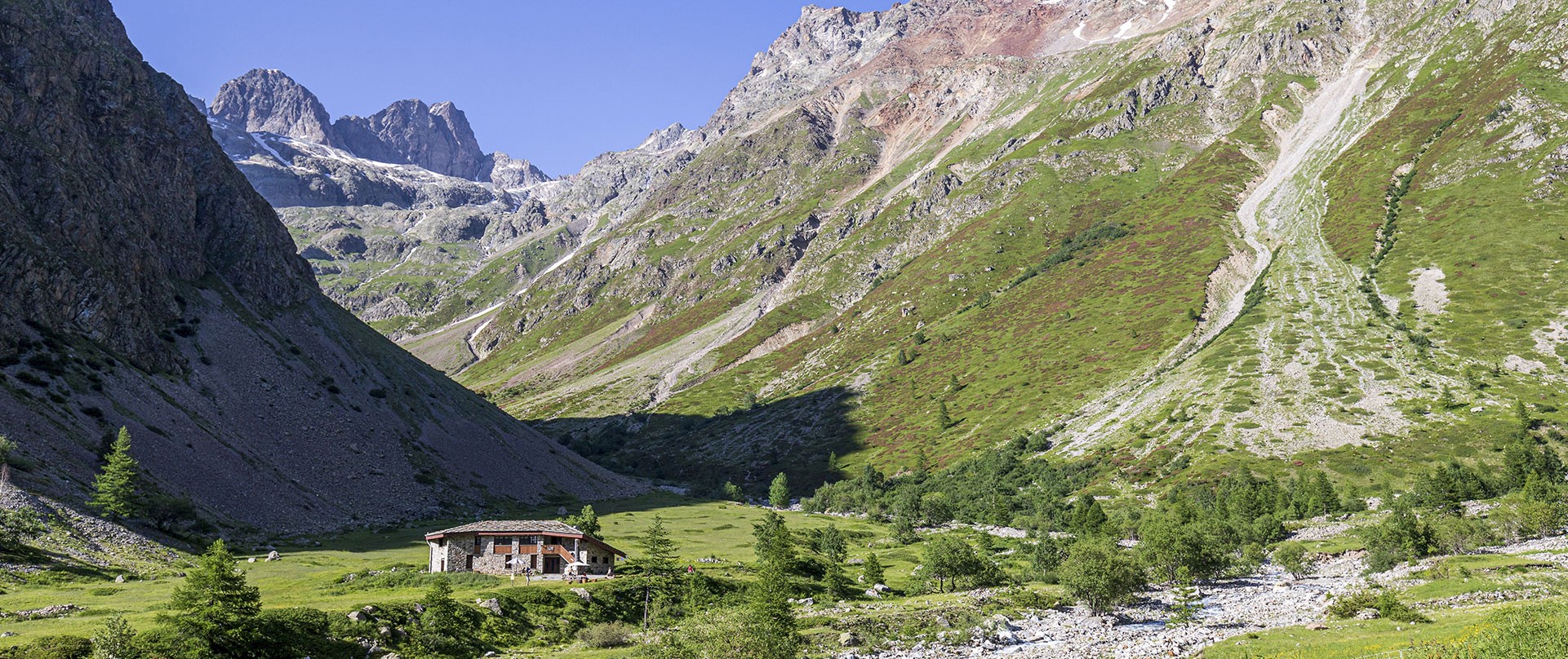 refuge du Pré de la Chaumette (1800m) sur le sentier de grande randonnée GR®54, à l'arrière-plan la Pointe de Chabournéou (3250m) et la pointe de Verdonne (3328m) © Michel Cavalier / HEMIS