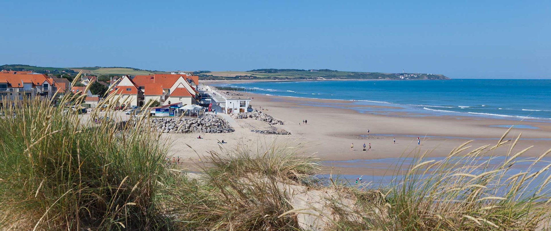 Côte d'Opale, Wissant, village vue depuis les dunes avec le Cap Gris Nez en arrière plan. © Olivier LECLERCQ / HEMIS