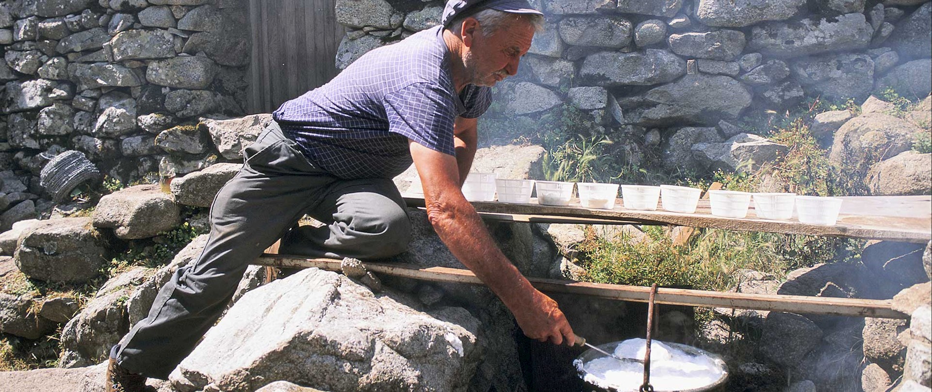 Le Brocciu est un fromage fait à partir de lait de chèvre ou de lait de brebis, il peut être frais ou dit passu. © Christophe BOISVIEUX / HEMIS