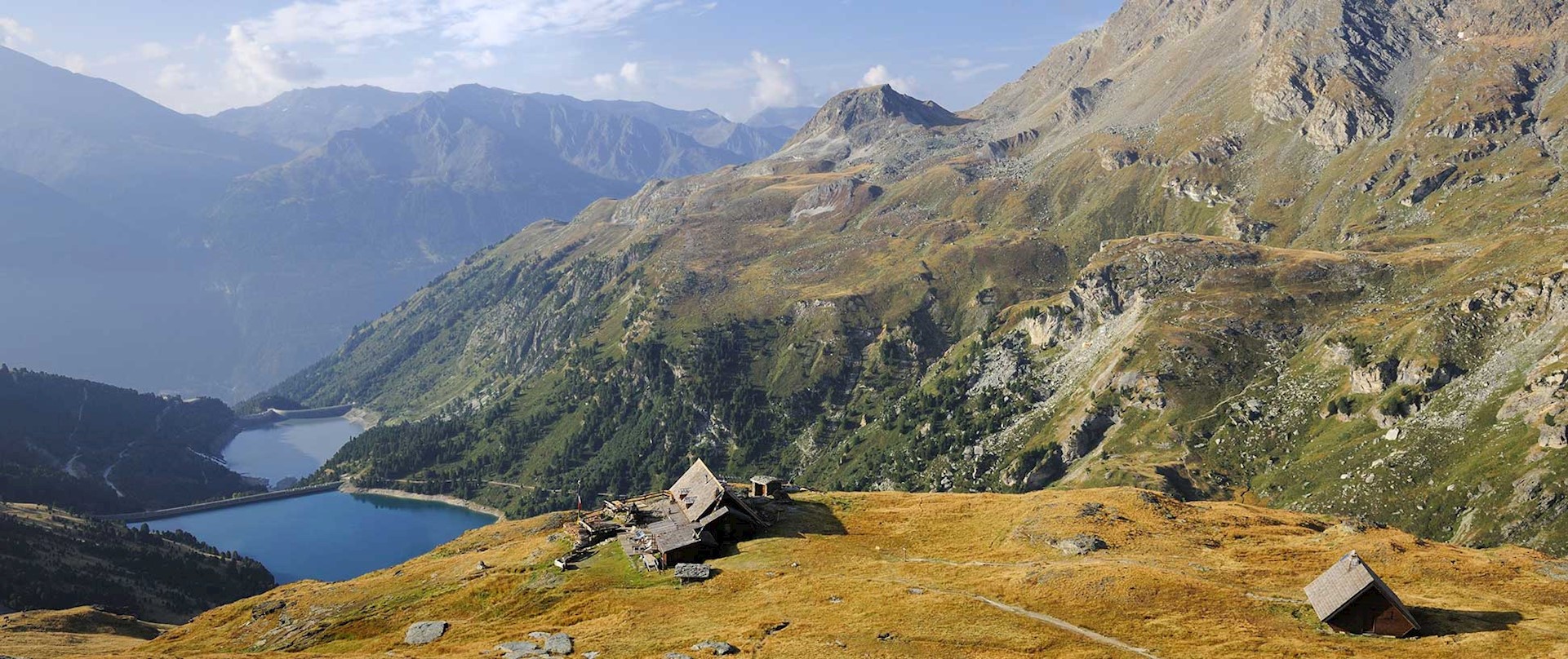 Le refuge de la Dent Parrachée (2511m) surplombe les lacs des barrages de Plan d'Amont et Plan d'Aval. © Franck GUIZIOU / HEMIS