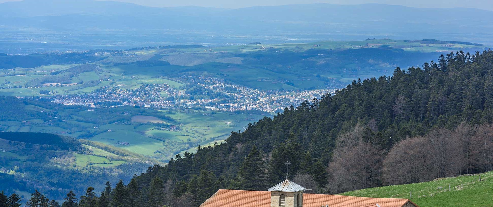 Vue depuis le pied du Crêt de la Perdrix, point culminant du massif du Pilat. © Franck GUIZIOU / HEMIS