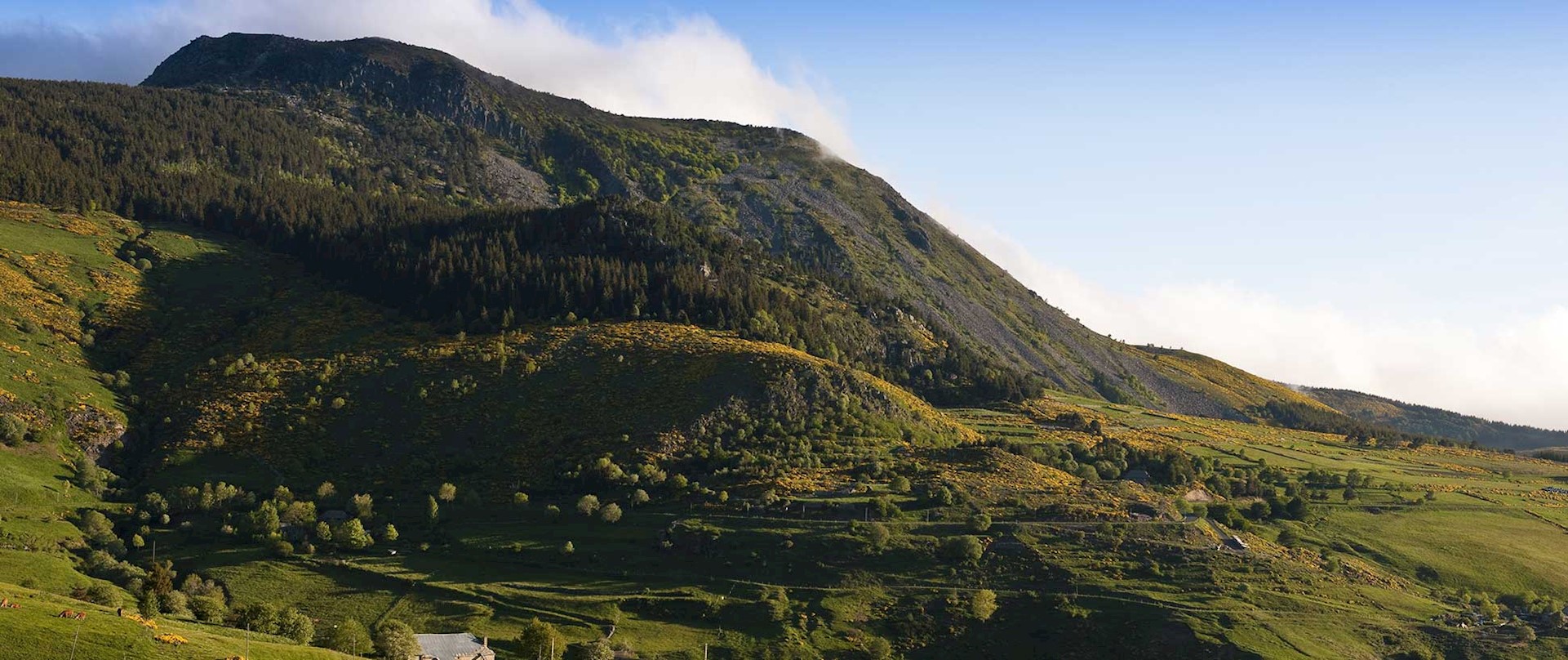 Massif du Mézenc, haute vallée de la Saliouse, le sommet du Mont Mézenc en arrière-plan. © Franck GUIZIOU / HEMIS