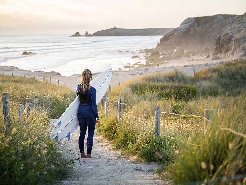 Saint-Pierre-Quiberon, surfeuse de retour d'une session sur la Côte Sauvage de la presqu'île de Quiberon © Emmanuel Berthier / HEMIS