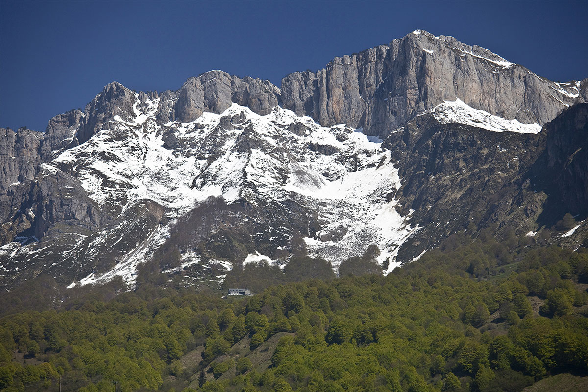 Les orgues de Camplong et le refuge Labérouat au cirque de Lescun © Jean-Paul Azam / HEMIS