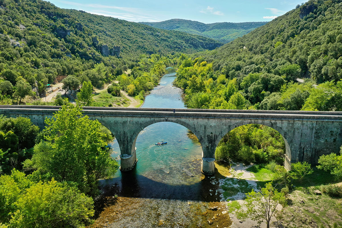 Randonnée dans les gorges de l'Hérault © FFRandonnée