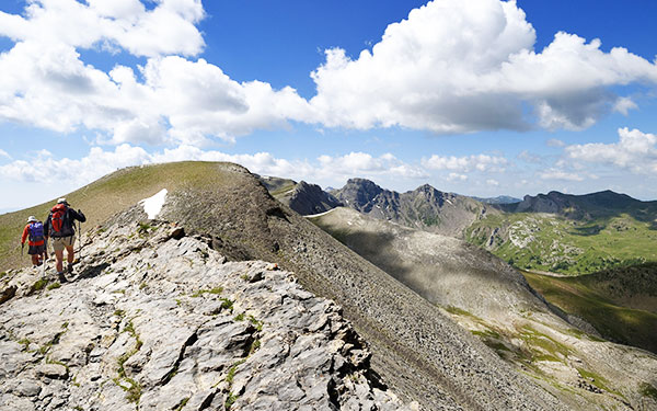 GR® 56 - Tour de l'Ubaye, cirque du lac d'Allos. © Bertrand RIEGER / HEMIS