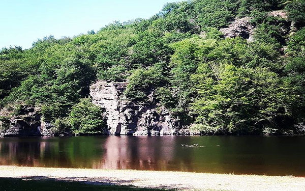 Randonnée sur le GR® de Pays val de Creuse. Plage de Montcocu © @kevtrand / instagarm