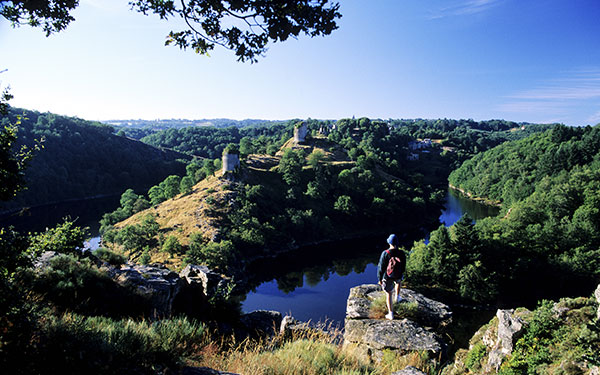 Randonnée sur le GR® de Pays val de Creuse. Rocher de la fileuse © Hervé LENAIN / HEMIS