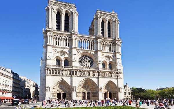 Parvis de Notre-Dame, point zéro des routes de France (4è arr.) © Robert HARDING / HEMIS