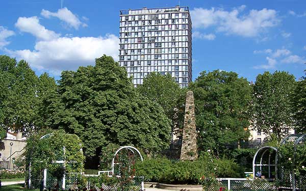 Tour Albert, dans la rue de Croulebarbe (13ème arr.), premier gratte-ciel construit de Paris. © Commons Wikimedia