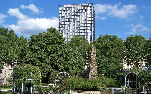 Tour Albert, dans la rue de Croulebarbe (13ème arr.), premier gratte-ciel construit de Paris. © Commons Wikimedia