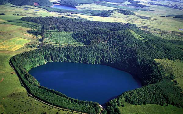 GR® 30 - tour des lacs d'Auvergne ; le lac Pavin. © Michel GOTIN / HEMIS