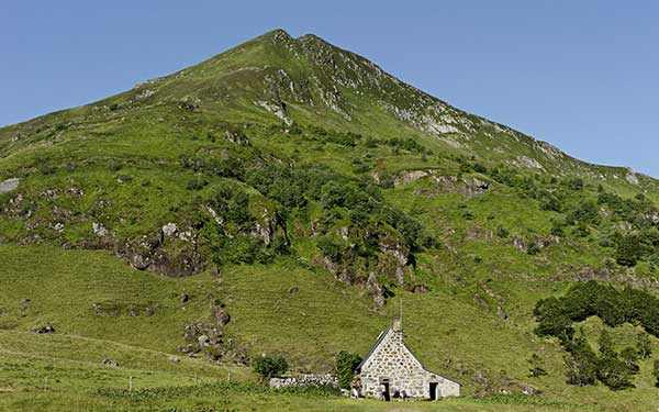 Randonnée en Auvergne sur le GR® 30 - Les fameux burons d'Auvergne. Ici, le buron d'Eylac sur le GR®, 400. © Jean-Pierre DEGAS / HEMIS