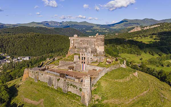 Randonnée en Auvergne sur le GR® 30 - Château de Murol © Christian GUY  / HEMIS