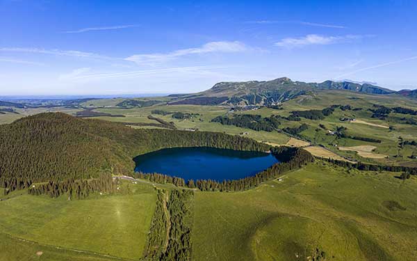 Randonnée en Auvergne sur le GR® 30 - lac Pavin © Guy CHRISTIAN / HEMIS