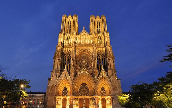 Cathédrale de Reims façade de nuit - Crédit : SOBERKA Richard / HEMIS