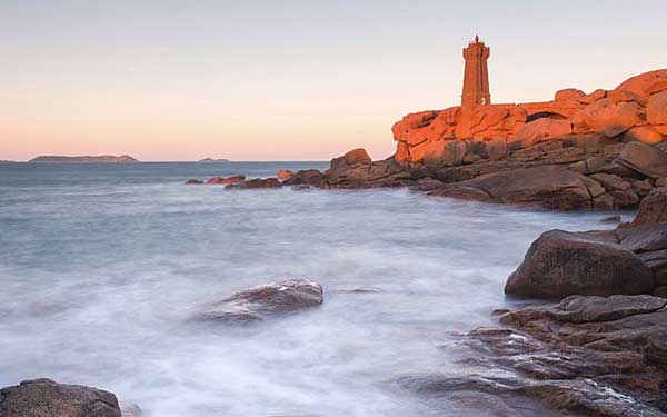 Phare de Ploumanac'h sur la côte de granit rose - Crédit : BERTHIER Emmanuel / HEMIS