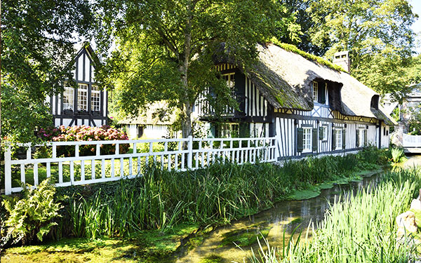 GR® 21 littoral de Normandie - Veules-les-Roses, chaumière sur les bords de la Veule. © René MATTES / HEMIS