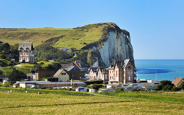 GR® 21 littoral de Normandie - Veulettes-sur-Mer sous la falaise dite butte du Catelier © Bertrand RIEGER / HEMIS