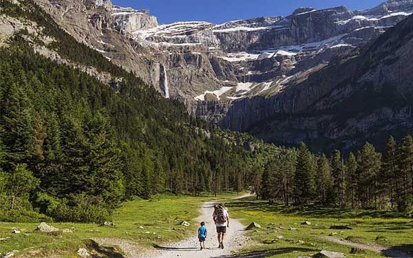 GR®10 - Parc national des Pyrénées, cirque de Gavarnie au patrimoine mondial de l'UNESCO. Crédit : BARRERE Jean-Marc / HEMIS