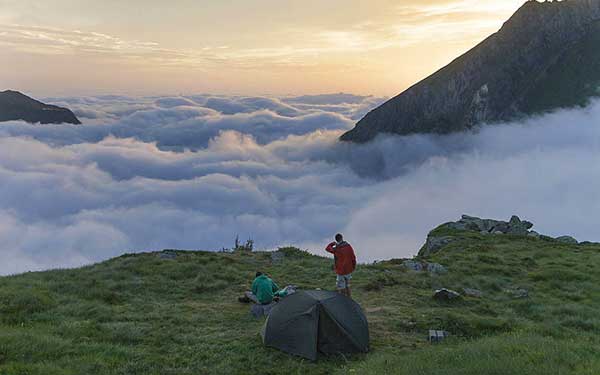 GR®10 - Couserans, vallée du Biros, bivouac de randonneurs près du refuge de l'Etang d'Araing. Crédit : AZAM Jean-Paul / HEMIS